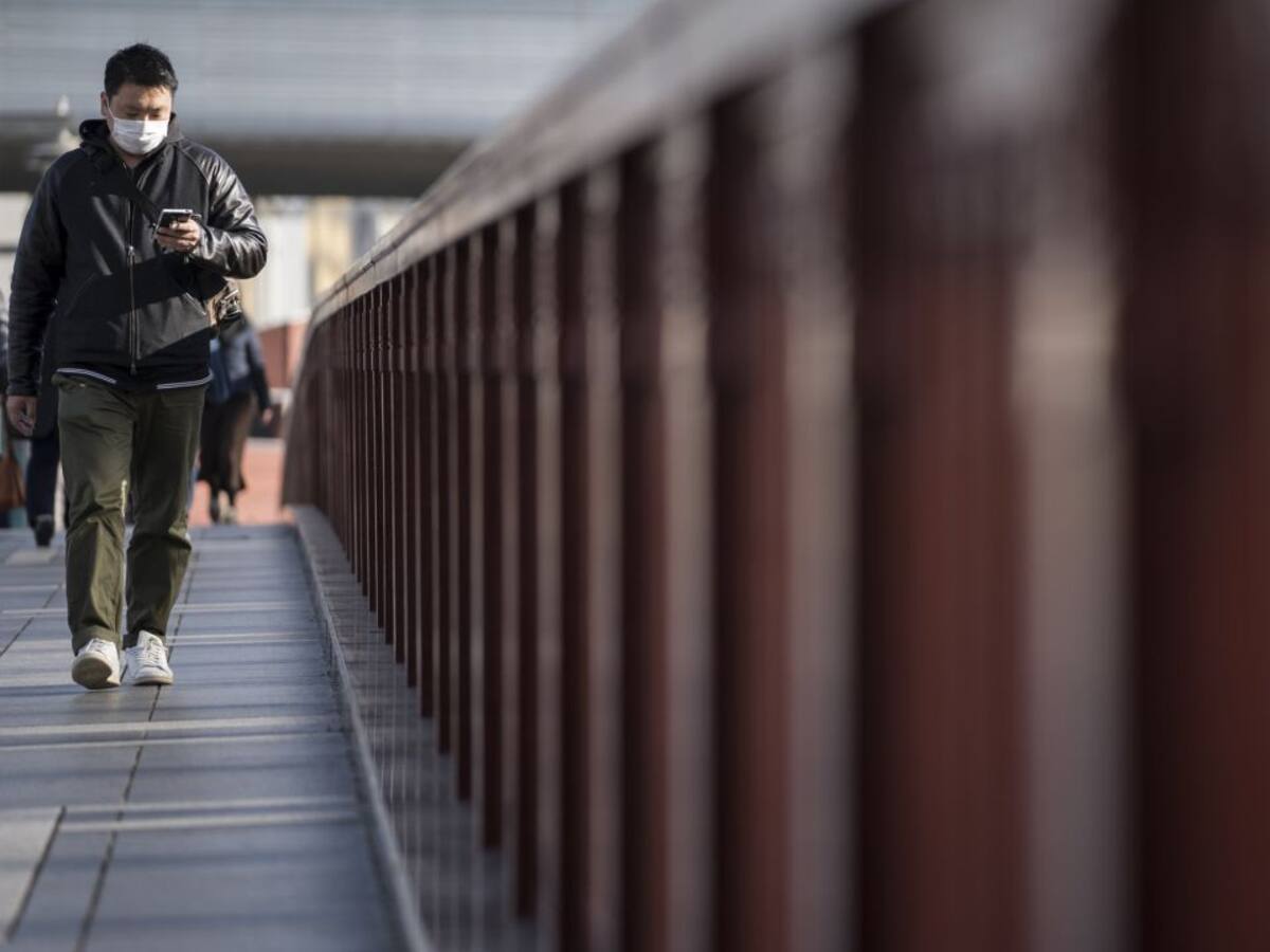 Sanidad pide no discriminar a personas de origen asiático y descarta el cierre de fronteras