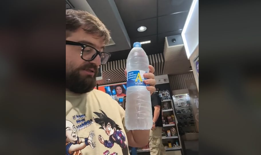 Un influencer alucina con el precio de una botella de agua en una gasolinera de Asturias.
