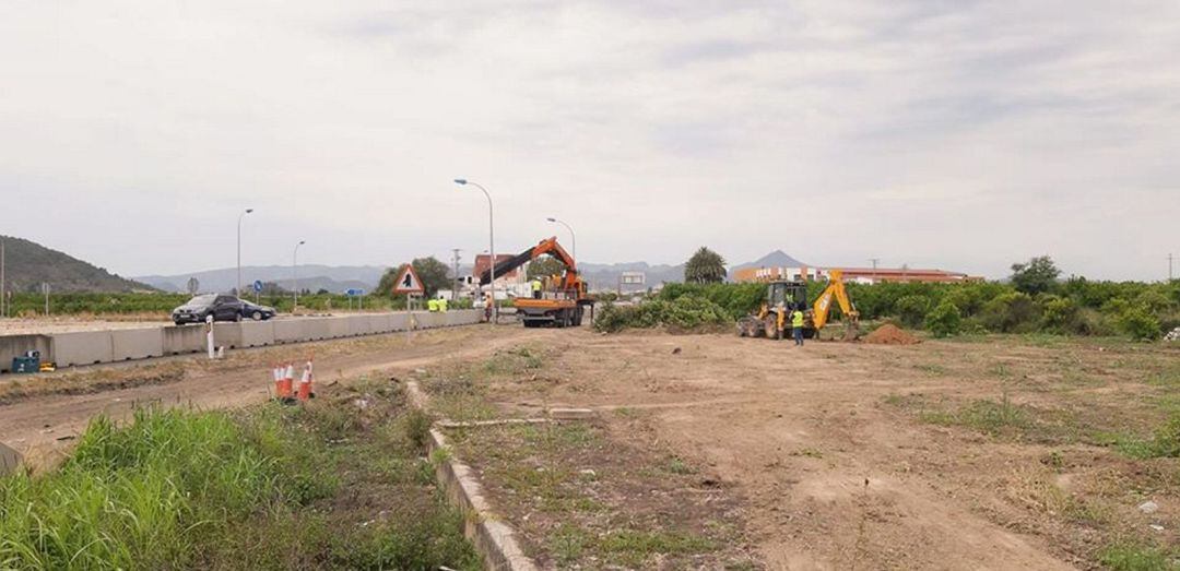 Trabajos en la nueva rotonda en el acceso norte a Oliva 