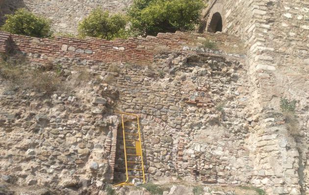 La utilización de las vallas de seguridad como escaleras son algunas de las formas de acceder al Castillo de Gibralfaro