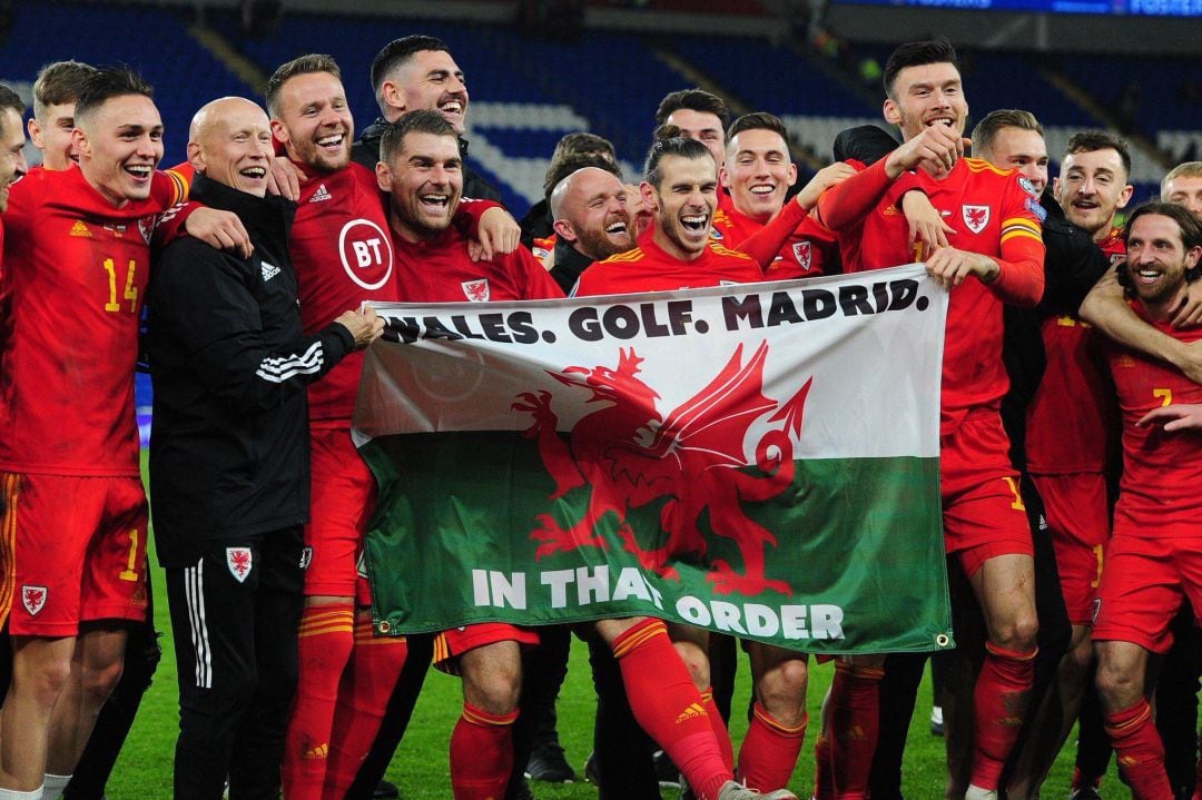 Gareth Bale y sus compañeros ondeando una bandera de Gales con la frase &quot;Gales, Golf, Madrid. En ese orden&quot;