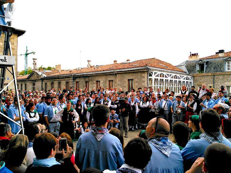 Blusas en la ofrenda a la Virgen Blanca