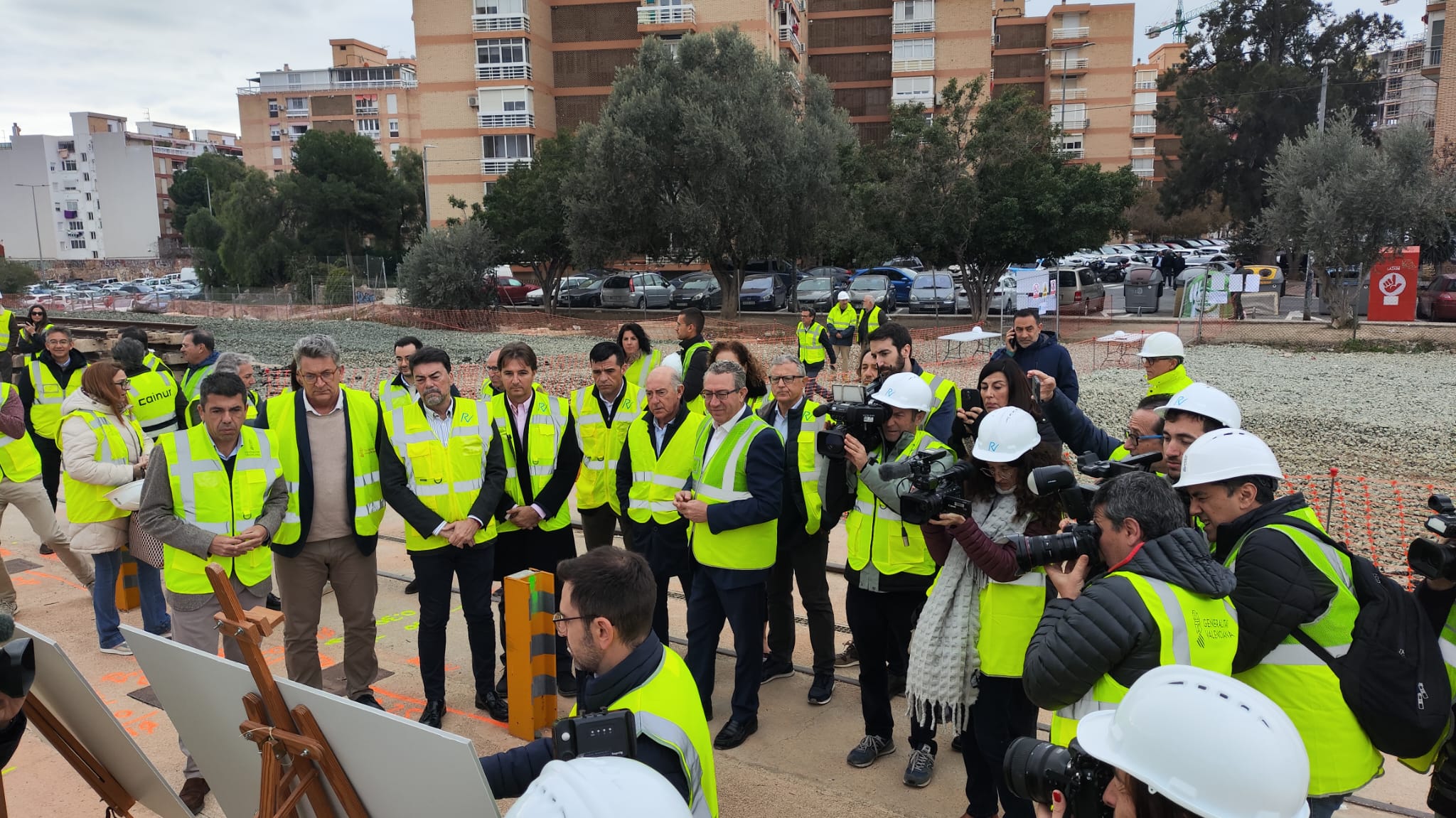 El president de la Generalitat, Carlos Mazón, el alcalde, Luis Barcala, y el presidente de la Diputación, Toni Pérez, atienden las explicaciones de los técnicos sobre las obras de la estación central del TRAM