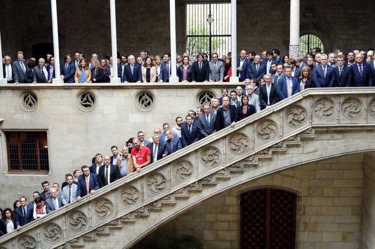 El president de la Generalitat, Carles Puigdemont, l&#039;alcaldessa de Barcelona, Ada Colau, i uns 300 representants del món local català, en l&#039;acte per reclamar el traspàs de Rodalies i la seva gestió al govern català