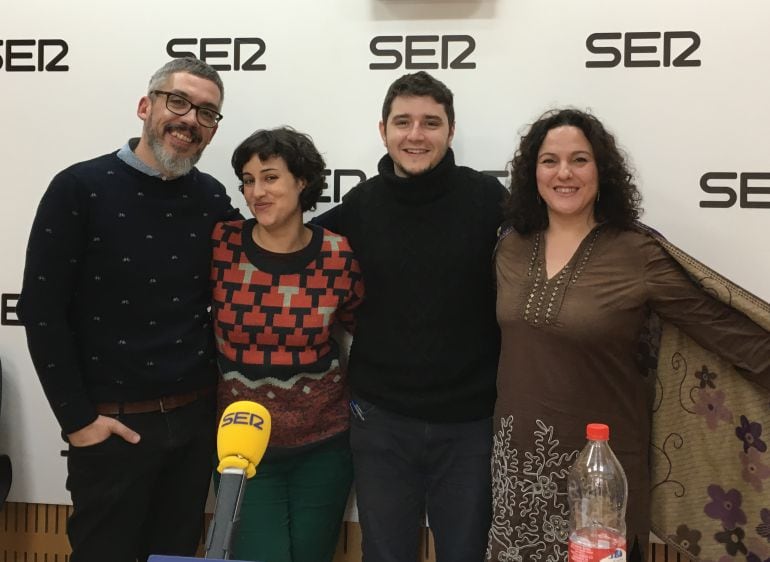 Elia Estrada y Emmanuel Vizcaíno, junto a Paco y Maica Sánchez en los estudios de Radio Murcia.