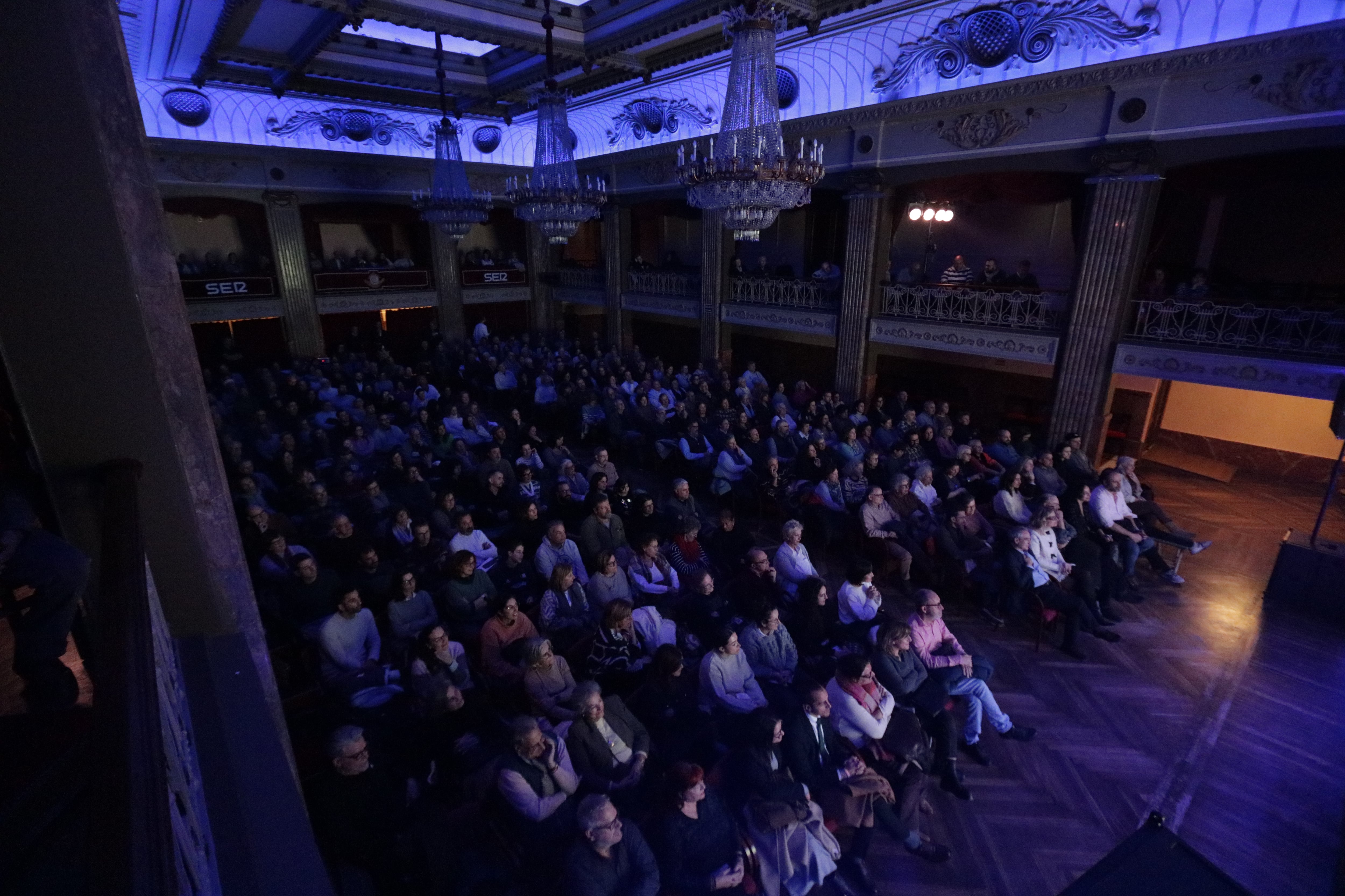 Cuatrocientas personas abarrotaron el salón del Círculo de las Artes de Lugo para asistir al relato histórico de la radio de Nieves Concostrina de la mano de Fetén Fetén