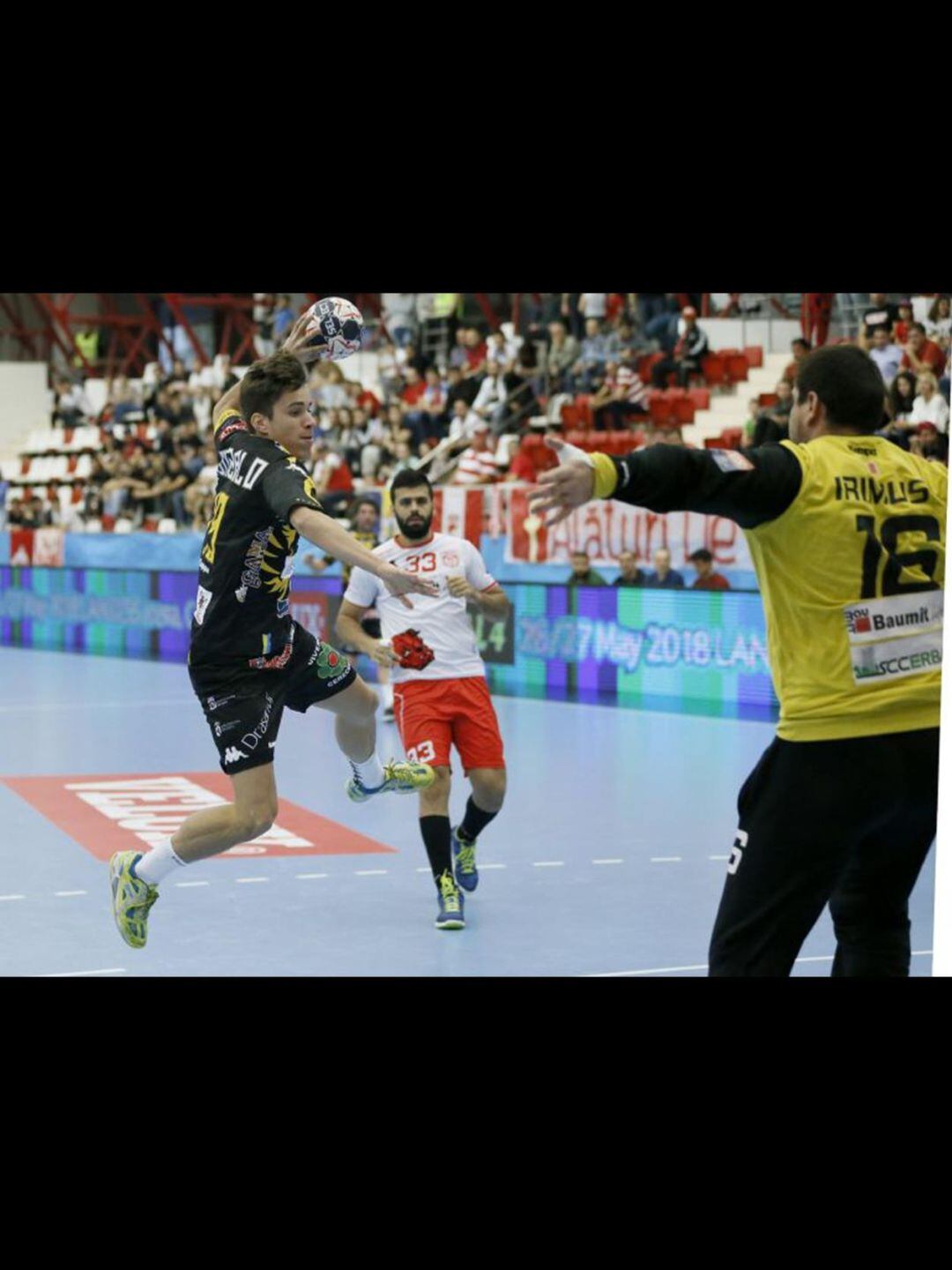 Gonzalo Pérez intenta un lanzamiento en un partido contra el Dinamo de Bucarest 