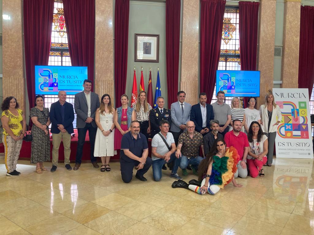 Los asistentes al acto institucional como motivo de la Semana del Orgullo LGTBIQ+ de Murcia han posado en una foto de familia