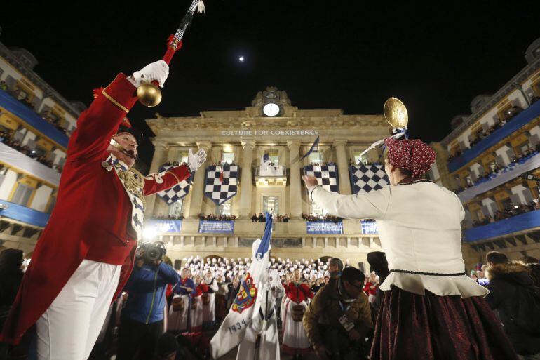 Miles de donostiarras participan en la izada.