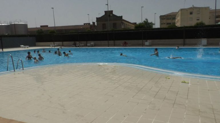 Bañistas en la piscina municipal de Úbeda