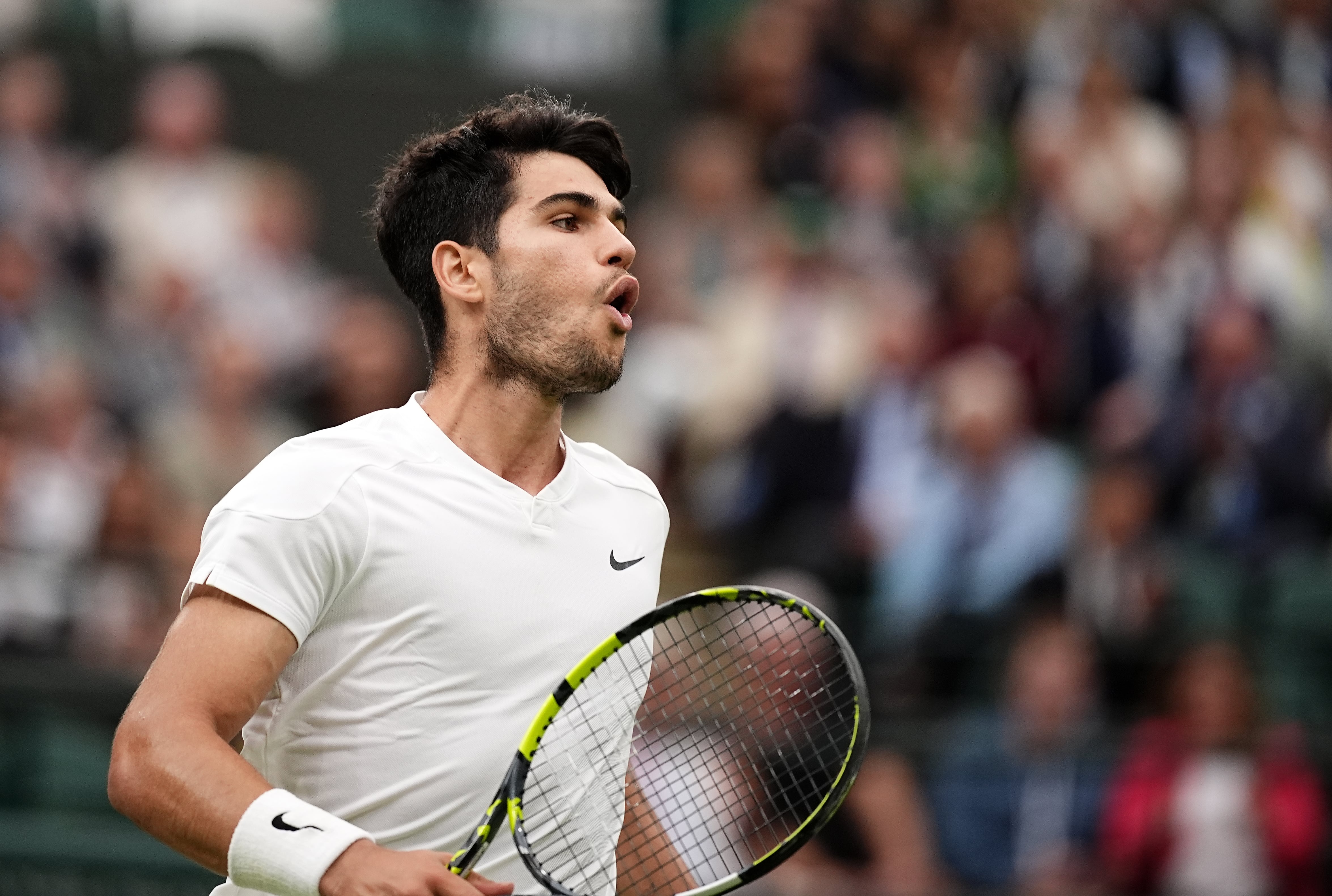 Carlos Alcaraz celebra su triunfo ante Paul en los cuartos de final de Wimbledon