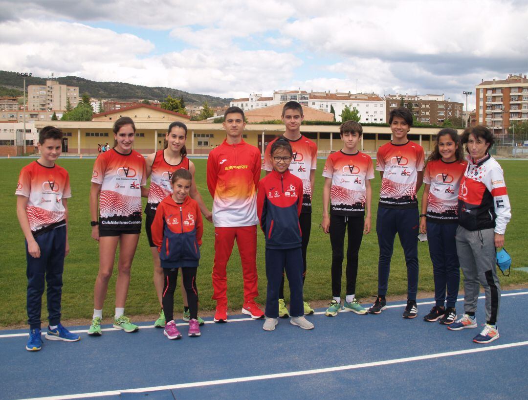 Pablo Pastor con los marchadores del cluby su entrenadora en la Pista del Luis Ocaña  