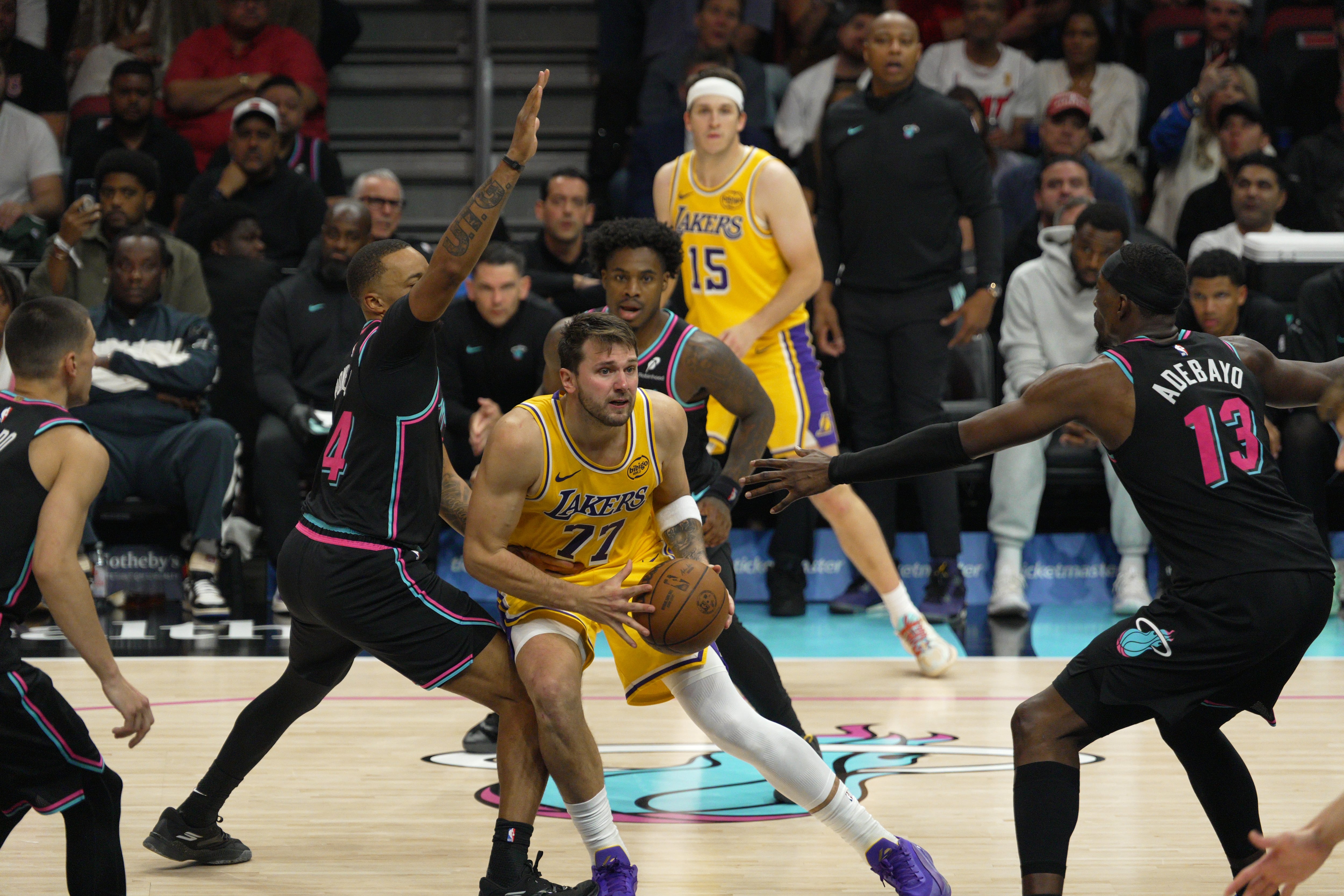 AME5743. MIAMI (ESTADOS UNIDOS), 20/03/2026.- Luka Doncic (c) de Lakers disputa un balón con Bam Adebayo (d) de Miami Heat este jueves, durante un partido de la NBA entre Miami Heat y Los Ángeles Lakers en el Kaseya Center en Miami (Estados Unidos). EFE/ Alberto Boal