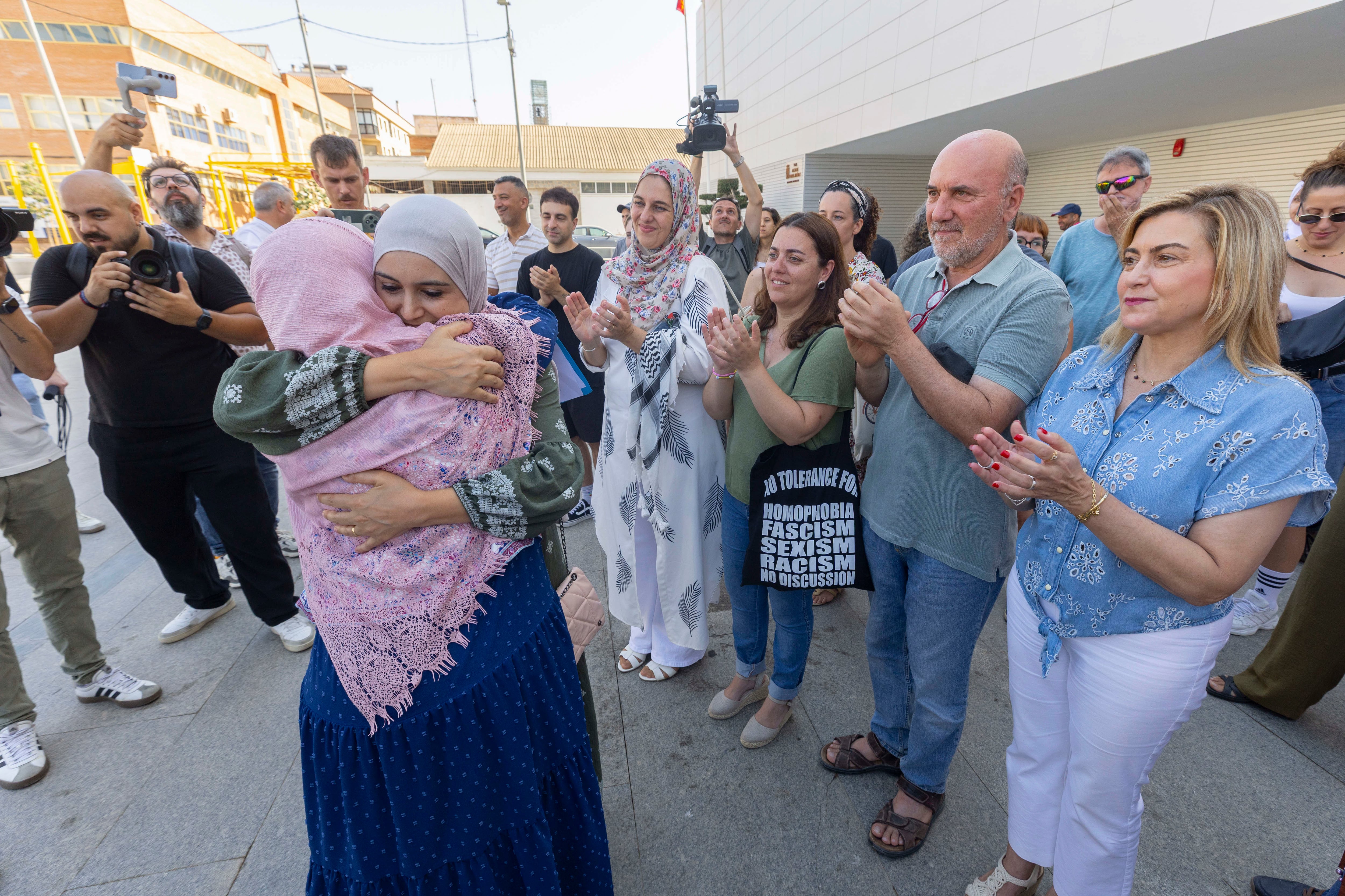 TORRE PACHECO, (MURCIA), 18/07/2025.- La vecina marroquí de Torre Pacheco Kenza Midoun se abraza con una compatriota tras la lectura del manifiesto contra la ola de violencia ejercida sobre los vecinos y vecinas de la localidad por parte de grupos de ultraderecha, acompañado por representantes de 51 organizaciones sociales, civiles y políticas de la Región de Murcia, este viernes frente al ayuntamiento de Torre Pacheco. EFE/Marcial Guillén
