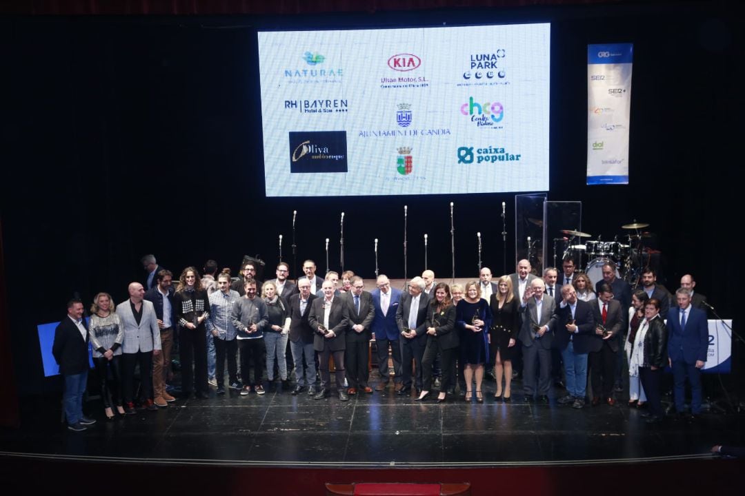 Foto de familia dels X Premis del Grup Ràdio Gandia 2019. 