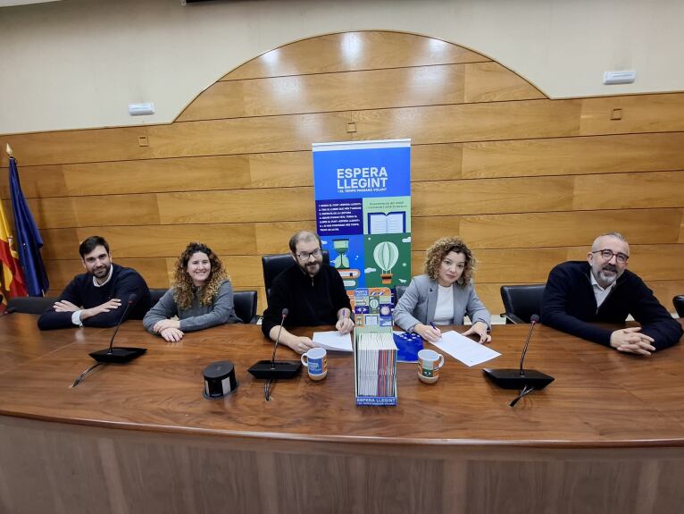Integrantes de la Mancomunitat de Municipis de la Safor y de la Fundació Bromera firmando el convenio de Espera llegint 2025./Mancomunitat de Municipis de la Safor