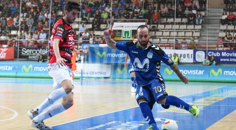 Ricardinho intenta marcharse de un rival