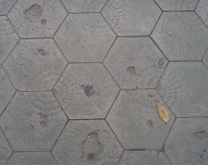 Llambordes deteriorades del Passeig de Gràcia