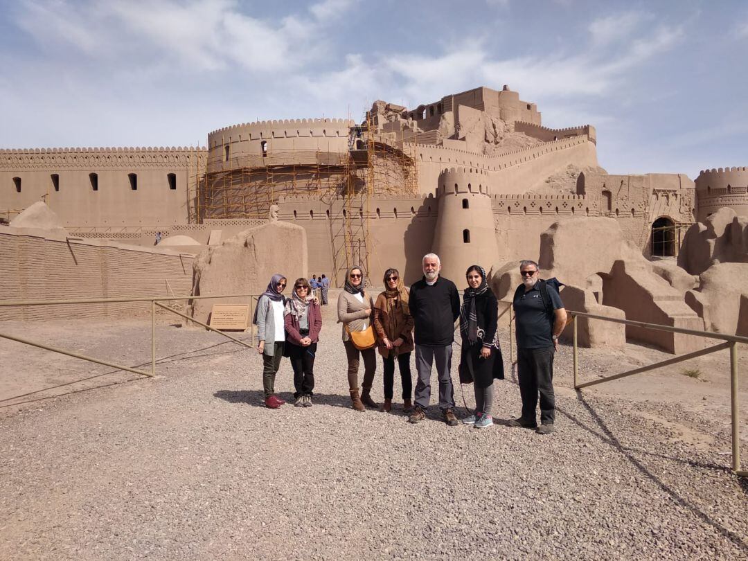 Fotografía del grupo de siete valencianos que habían viajado a Irán para hacer turismo. 