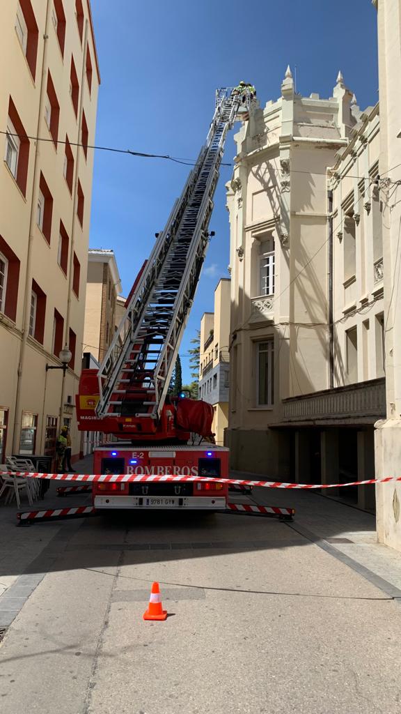 Los bomberos de Huesca han tenido que limpiar la fachada del Casino para que no cayeran cascotes