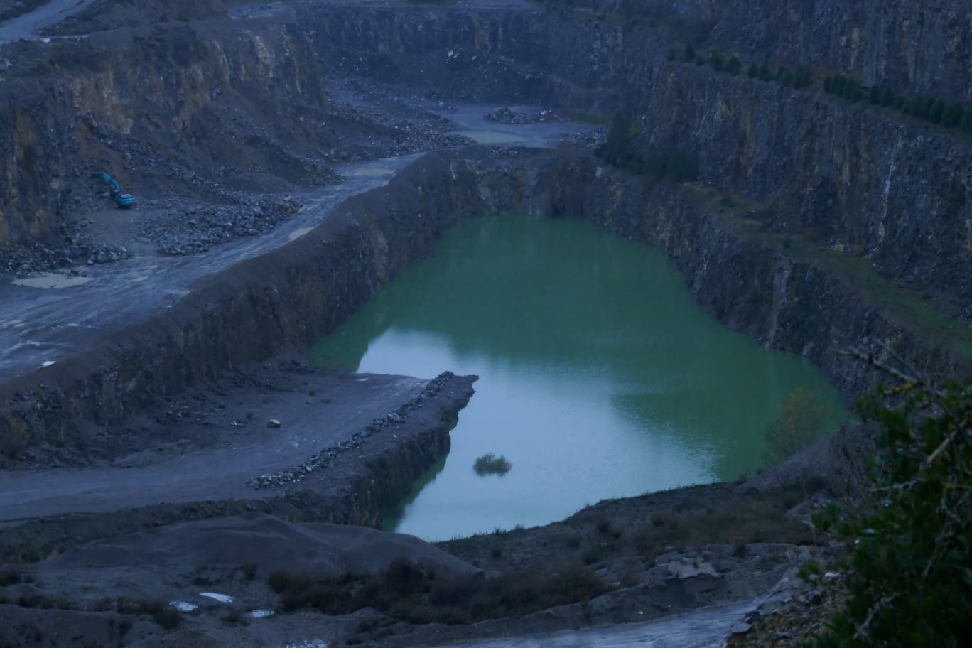 La base de la cantera de Nanclares, inundada el 9 de diciembre de 2024 por el agua que sale de las conducciones destruidas del acuífero de Subijana