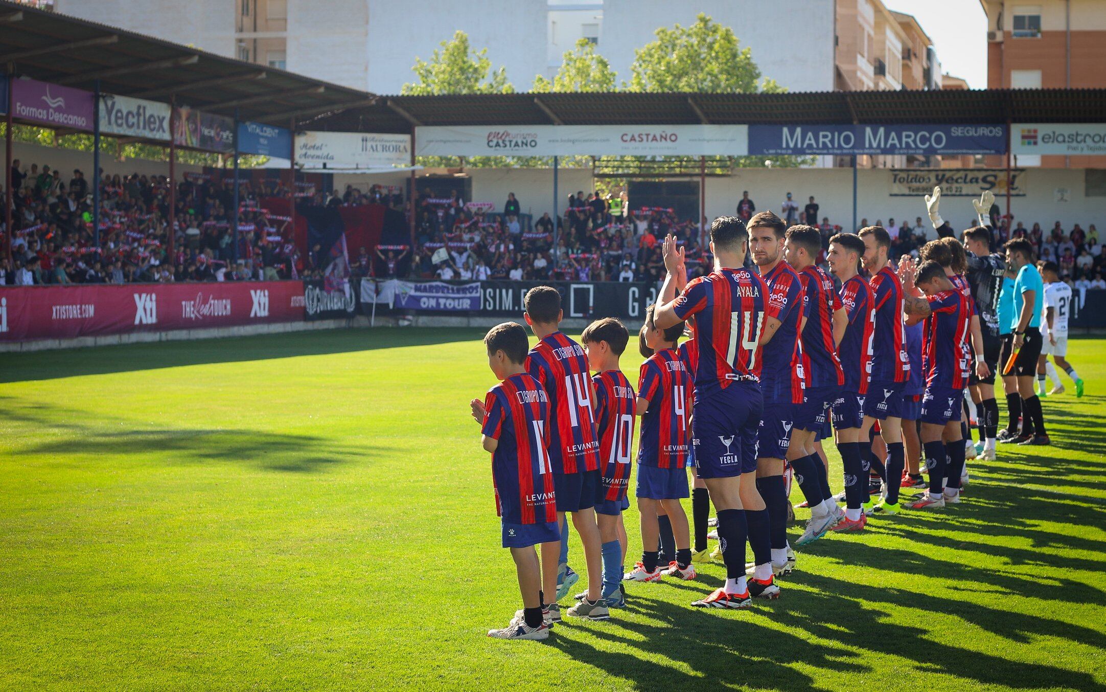 El Yeclano Deportivo en una imagen de archivo con sus aficionados