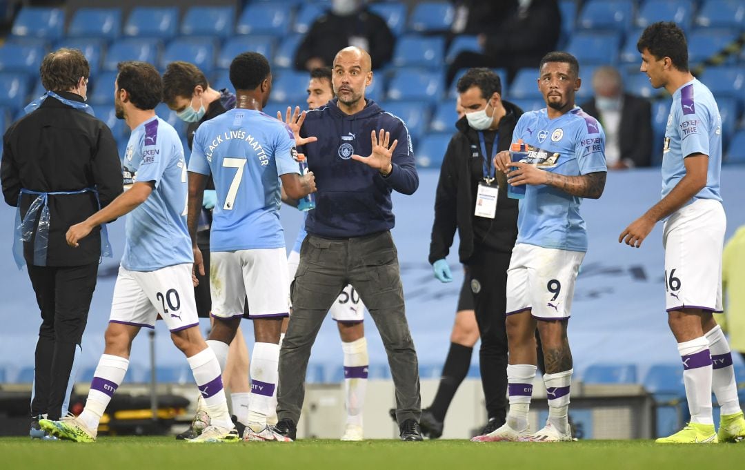 Guardiola, con sus jugadores en el partido entre el City y el Arsenal.