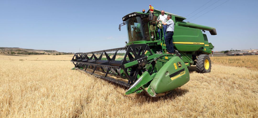 El consejero de Agricultura, Ganadería y Desarrollo Rural, Jesús Julio Carnero, sube a una cosechadora después de presentar la estimación de la cosecha de cereales de la presente campaña