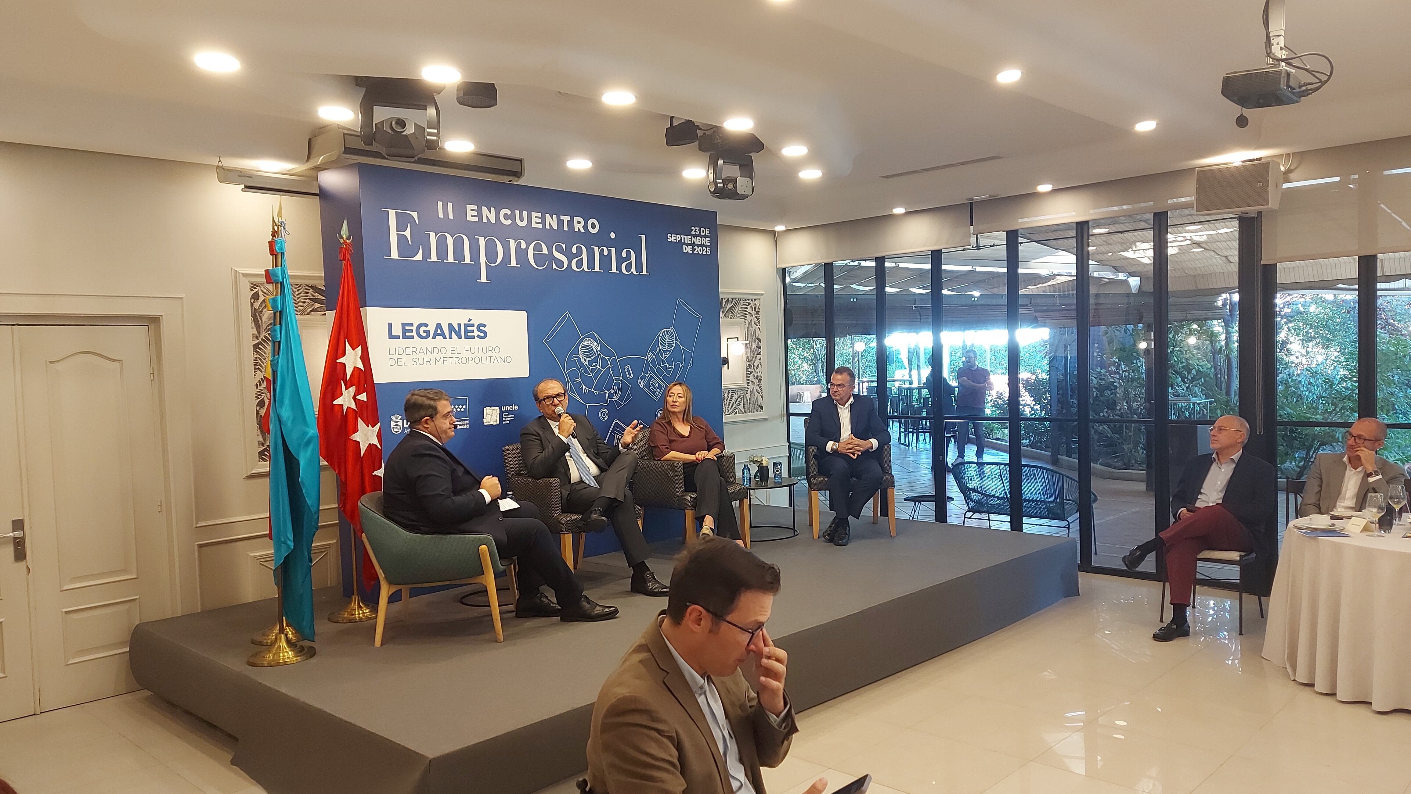 La 'mesa de diálogo empresarial' moderada por el edil de Comercio José Marín