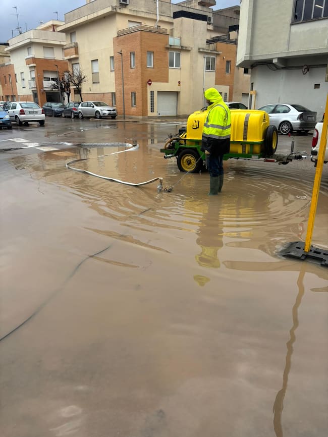 Bombas funcionando en L'Alcúdia, hoy (Foto: AJuntament de L'Alcúdia)