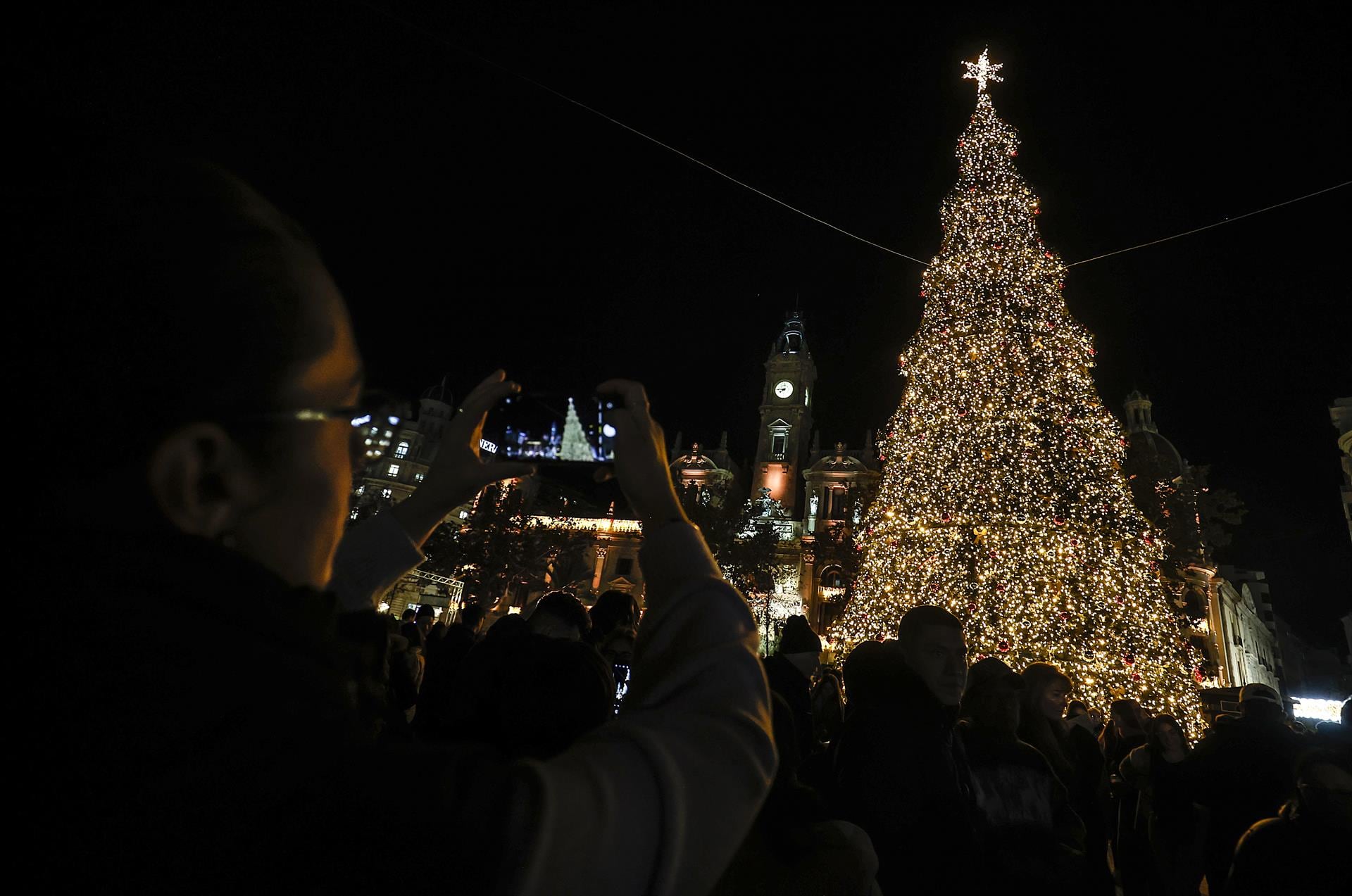 Imagen de archivo del encendido de la iluminación navideña de la plaza del Ayuntamiento de València. - Rober Solsona - Europa Press