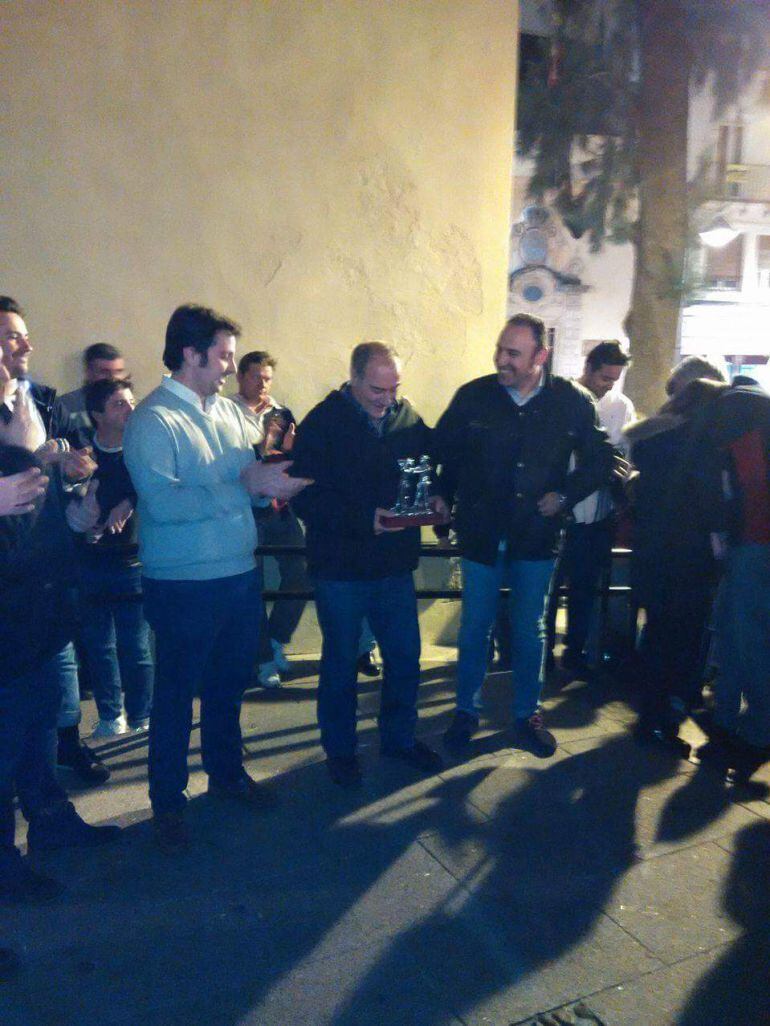 José Reyes recibiendo un regalo de su cuadrilla