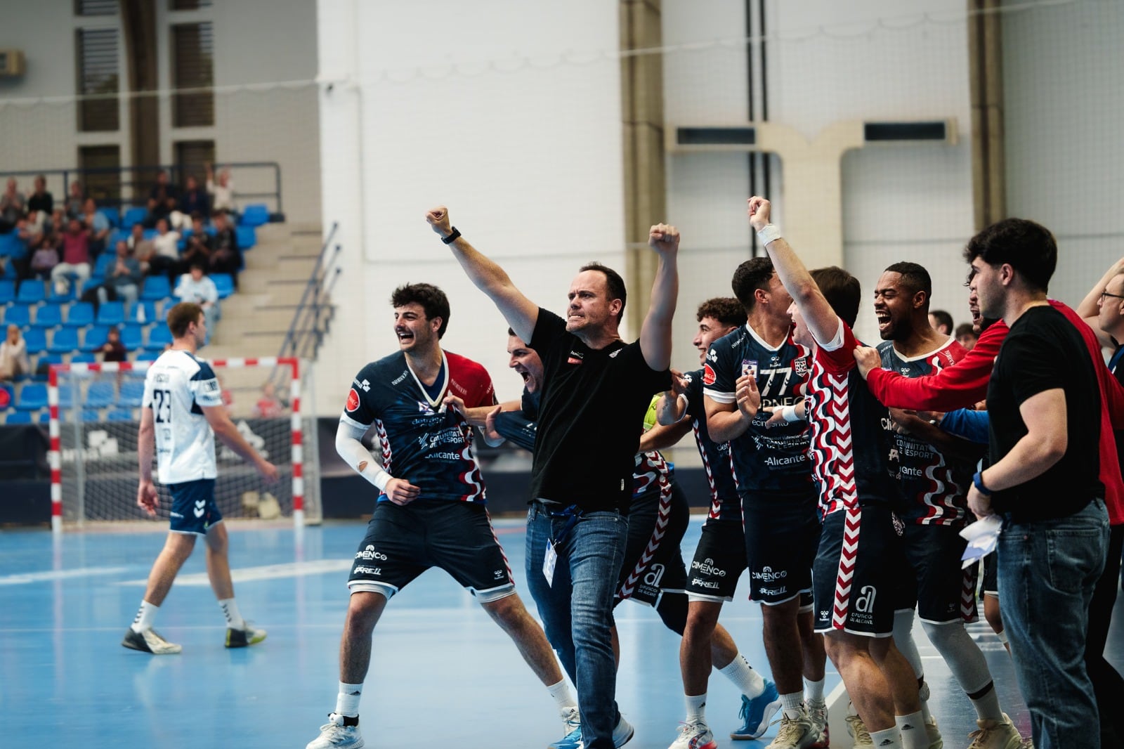 Roi Sánchez y sus jugadores celebrán el vital triunfo frente al Granollers