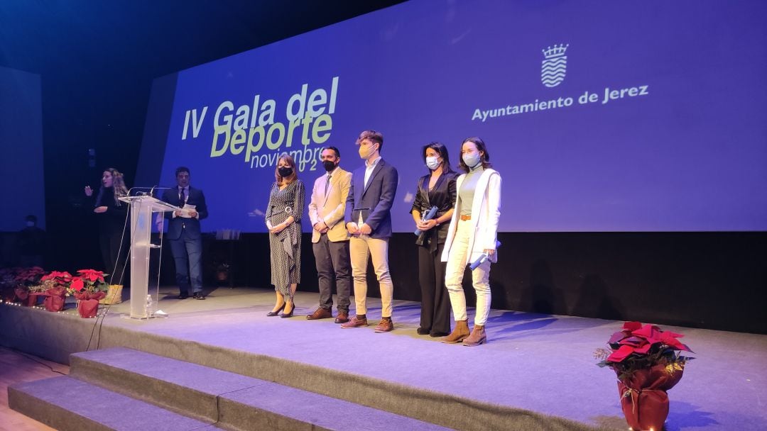 Mario Mena junto a Elena Morales Fernández-Gao y Lucía Pérez junto a Jesús Alba y un miembro del jurado