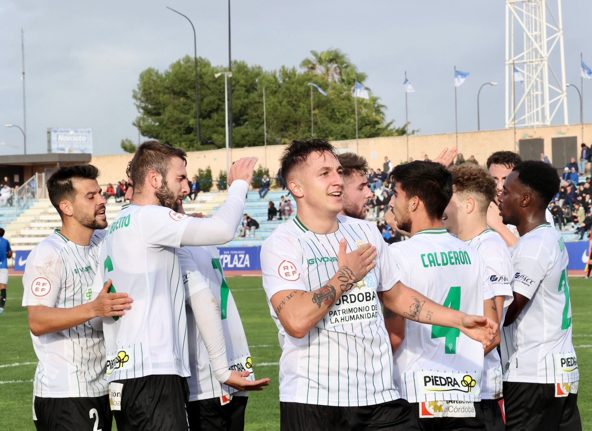 Los jugadores del Córdoba CF celebran un gol ante el San Fernando.