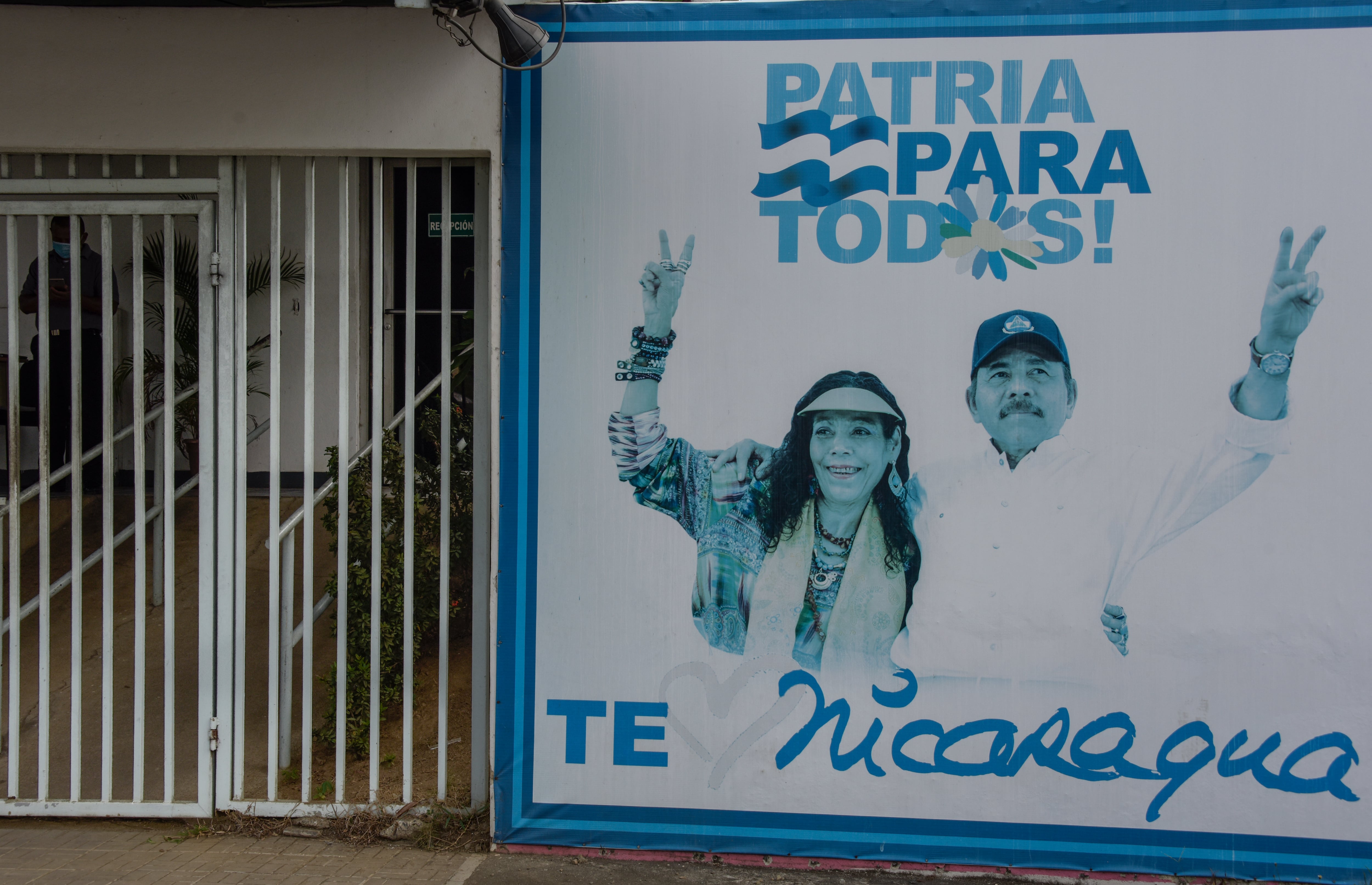 Un mural en el exterior de una oficina goburnamental de Managua, con el presidente de Nicaragua, Daniel Ortega, y su esposa (y vicepresidenta) Rosario Murillo.