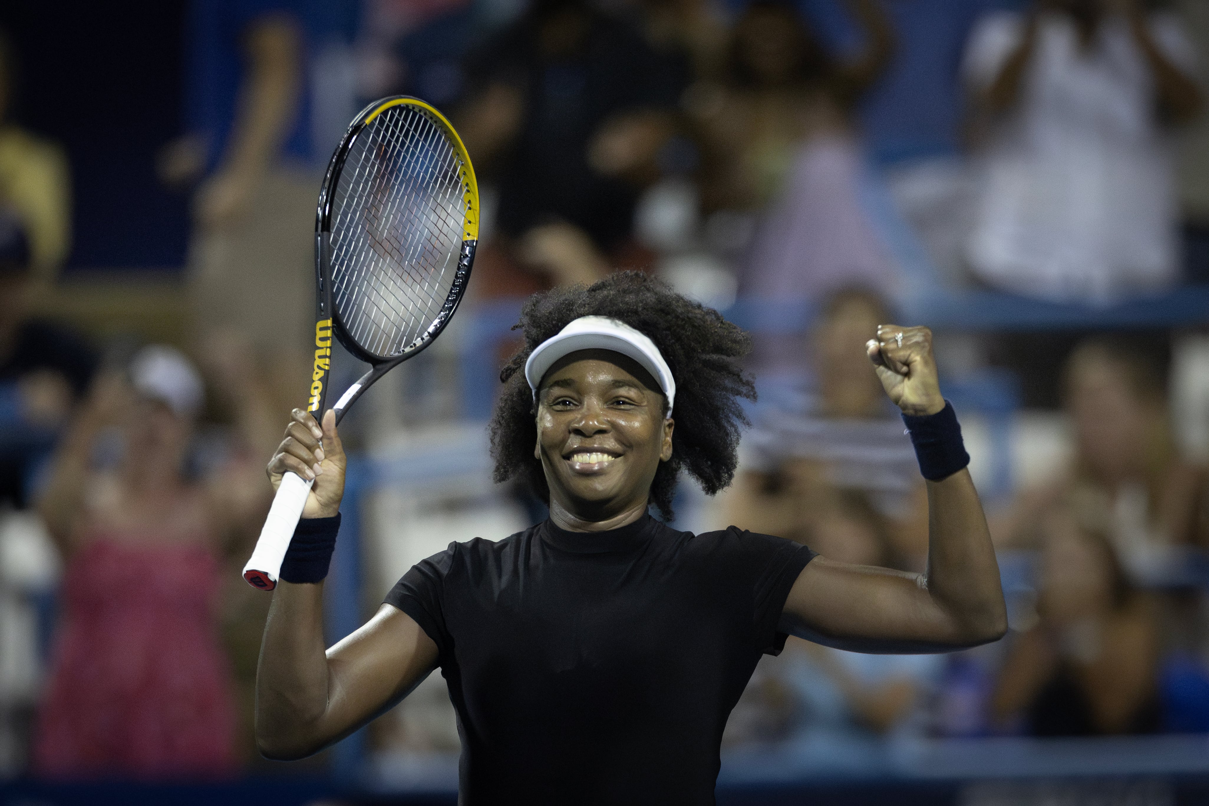 Venus Williams celebra su triunfo ante Peyton Sterns
