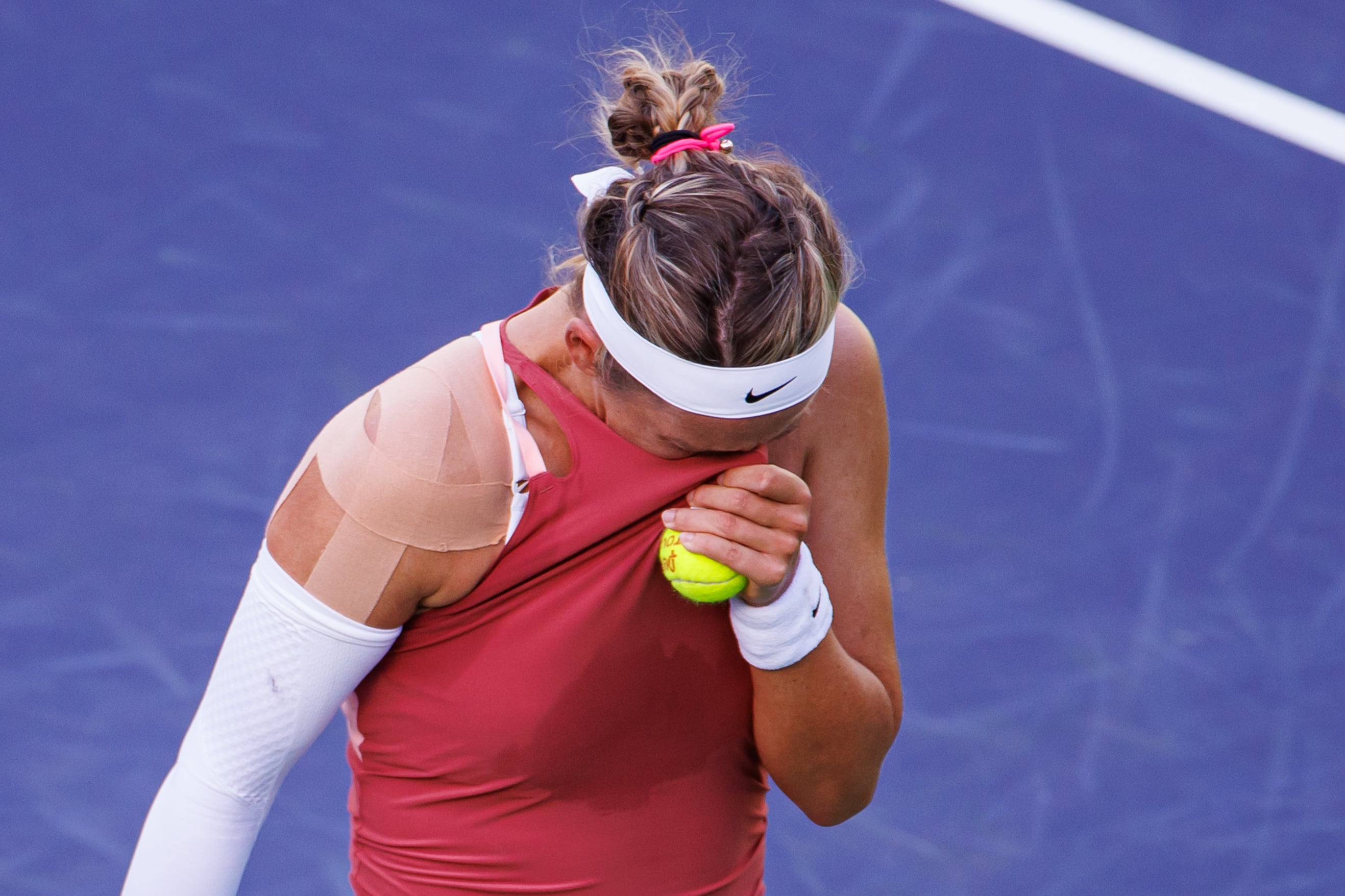 Victoria Azarenka rompe a llorar durante un partido en Indian Wells