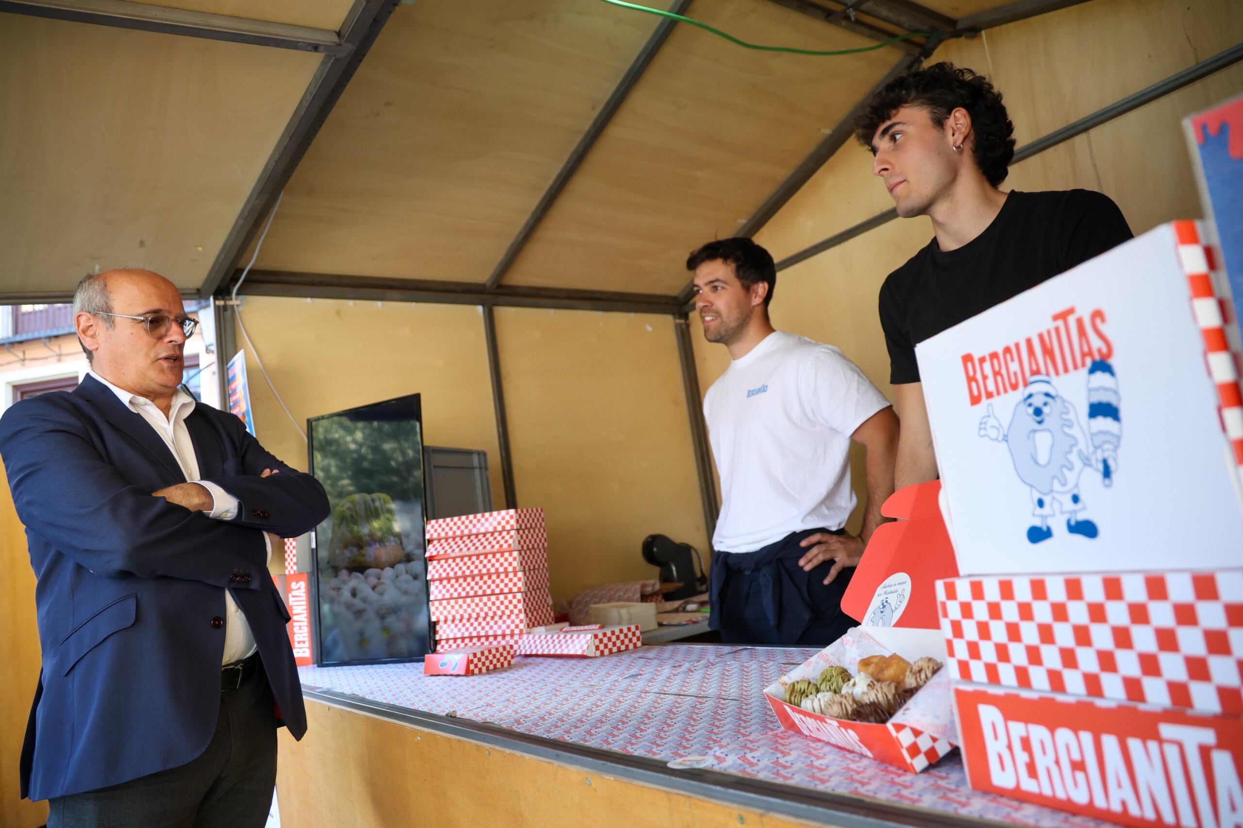 Imagen de uno de los quince puestos que se dan cita en la primera feria gastronómica 'Pueblos de España', que se celebra en la plaza de Zocodover de Toledo