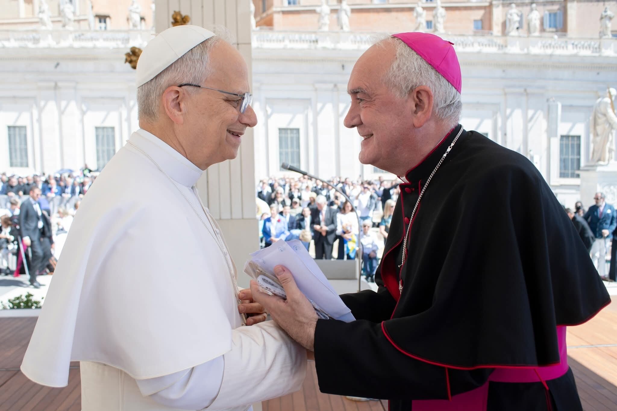 El papa León XIV  con el obispo, Ángel Pérez. Foto: Diócesis Barbastro-Monzón