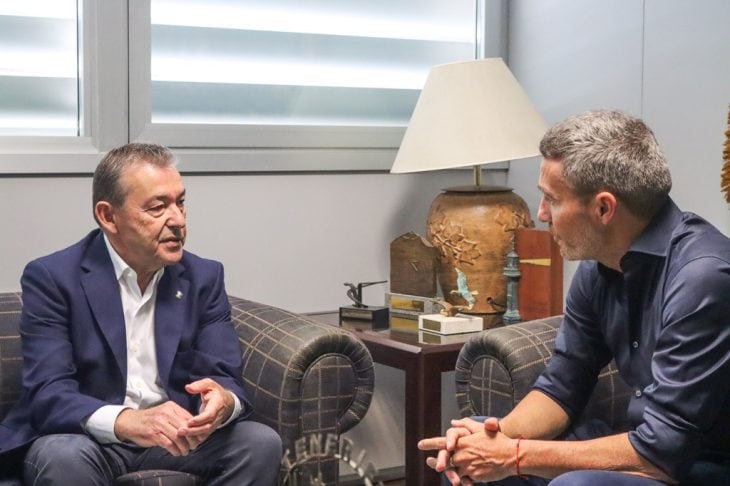 Paulino Rivero junto a Óscar Cano, entrenador del CD Tenerife.