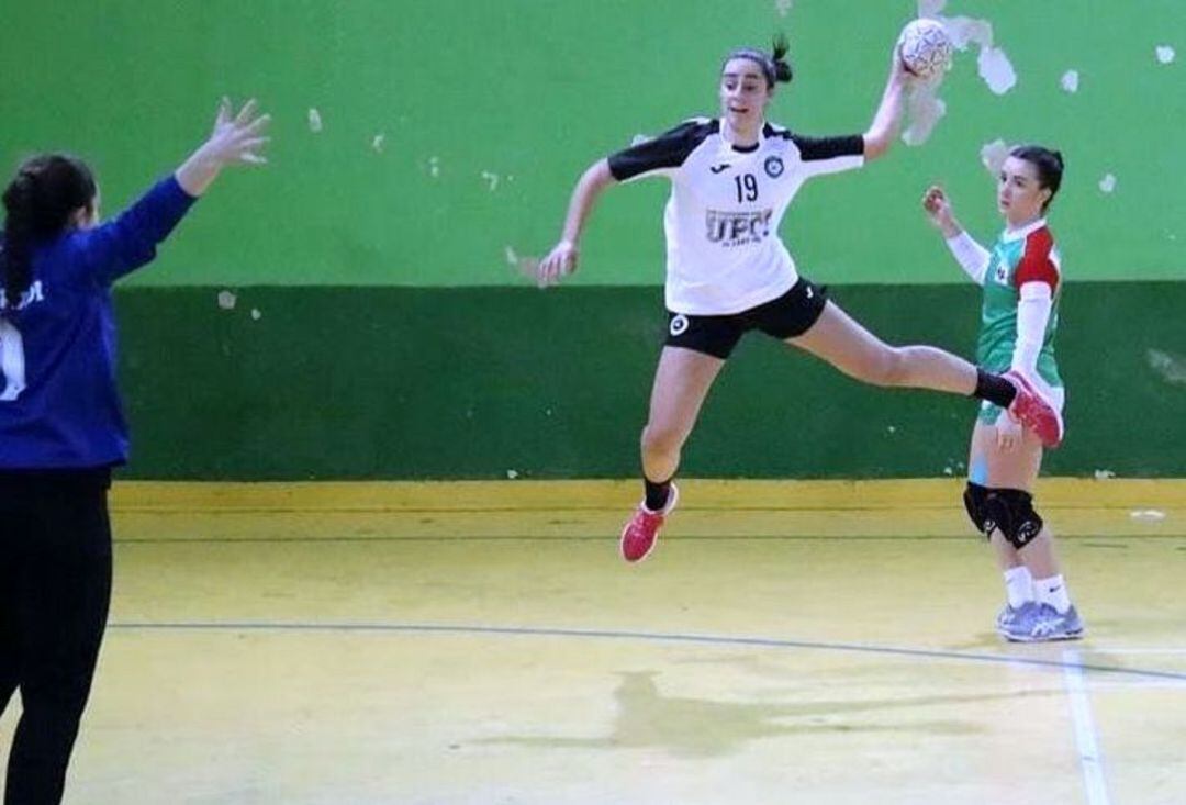 Cristina García lanzando desde el extremo derecho