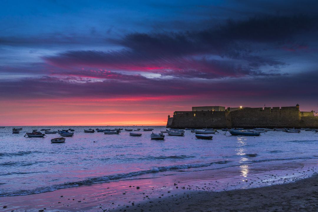 La playa de La Caleta, al atardecer