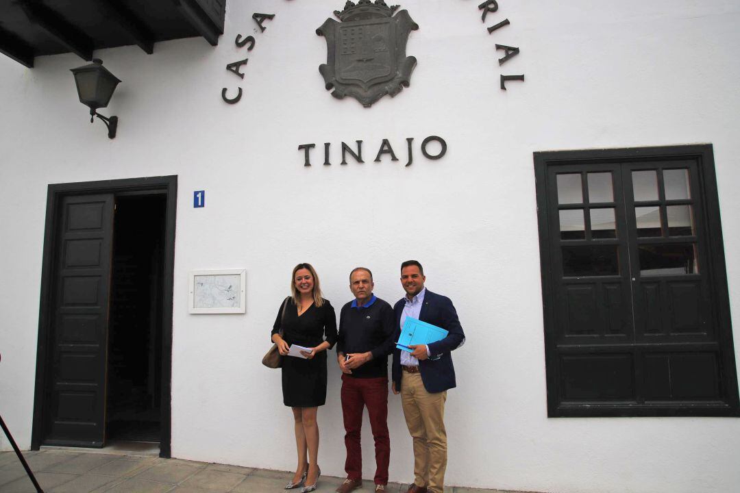 La presidenta del Cabildo de Lanzarote, María Dolores Corujo, con el alcalde de Tinajo, Jesús Machín, y el vicepresidente cabilidicio, Jacobo Medina.