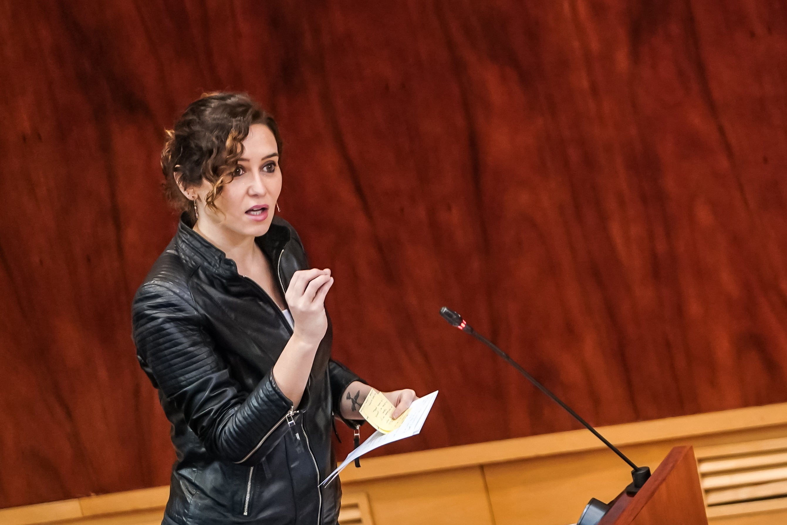 La presidenta de la Comunidad de Madrid, Isabel Díaz Ayuso, interviniendo en un pleno de la Asamblea de Madrid