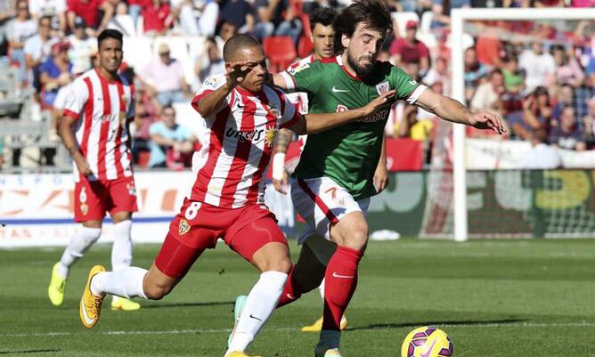 Disputa del balón en el Almería-Athletic.