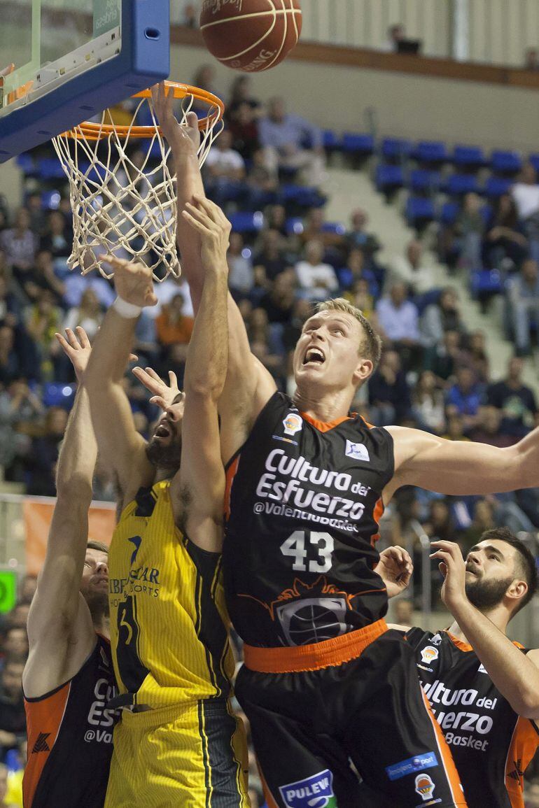 El pívot del Valencia Basket, Luke Sikma, trata de hacerse con el balón durante el partido que lo enfrentó al Iberostar Tenerife, celebrado hoy en el pabellón Santiago Martín de La Laguna (Tenerife). 