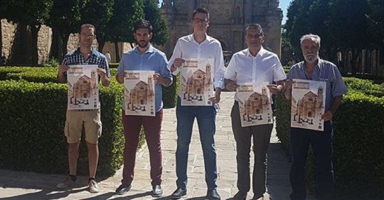 Foto de familia durante la presentación del evento deportivo en la plaza que lo acogerá