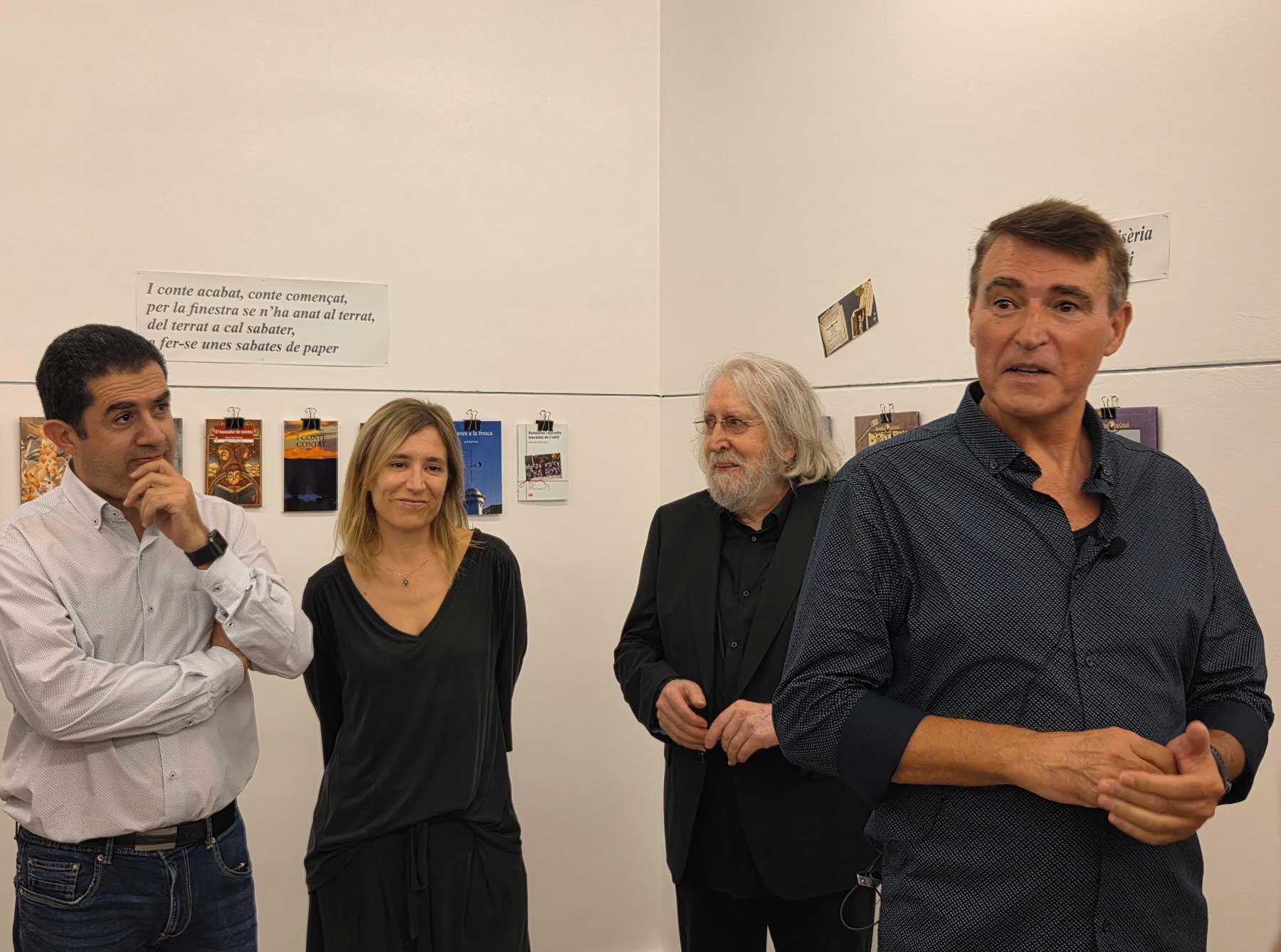 Jordi Raül Verdú, durant la seua intervenció, amb Toni Francés, Elisa Guillem i Toni Miró al darrere