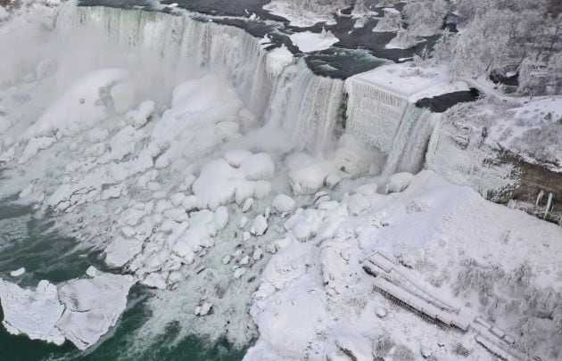 Las cataratas del Niágara se congelan.